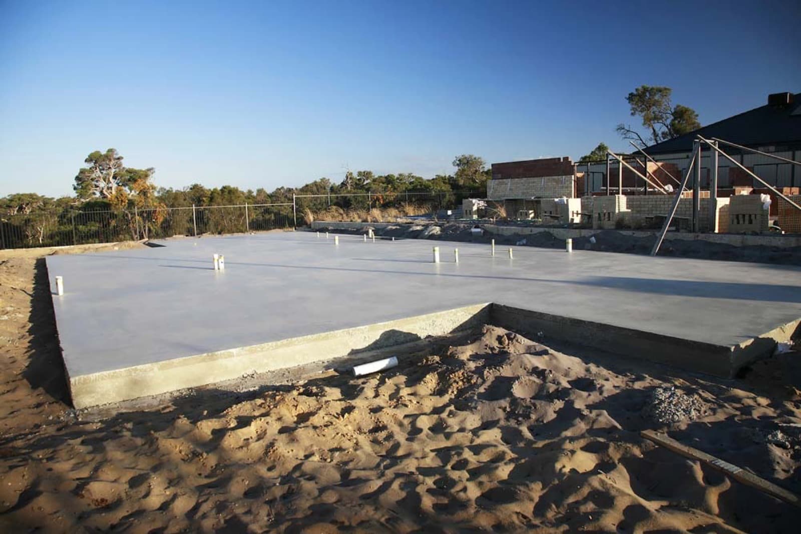 Comparison of a floating slab foundation and a monolithic slab foundation