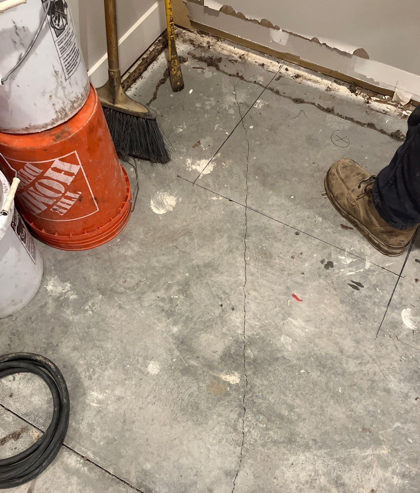 Early warning signs of concrete floor cracks diagnosed by cause, not by width alone on a Midwest home