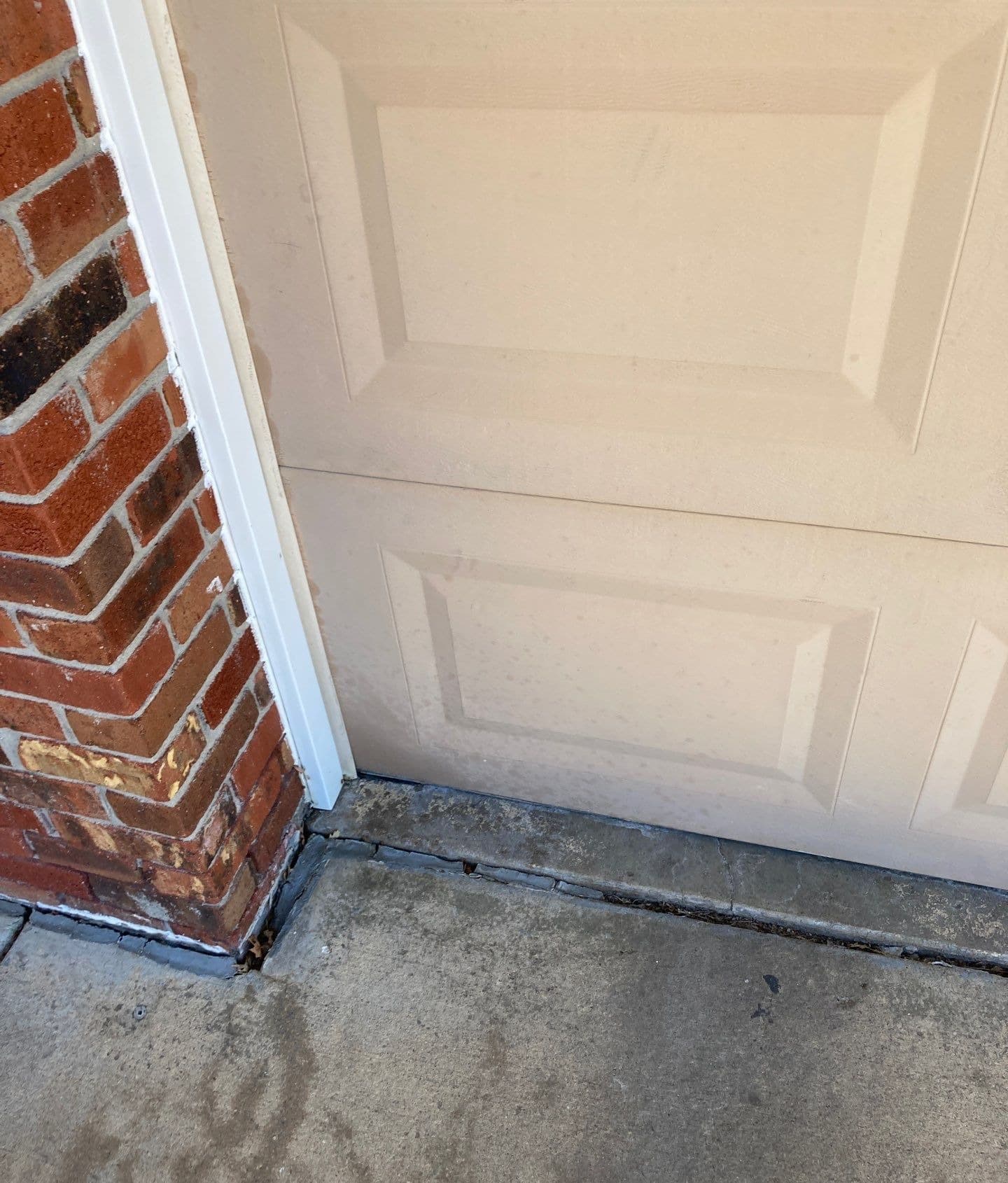 Early warning signs of sinking garage floors on a Midwest home