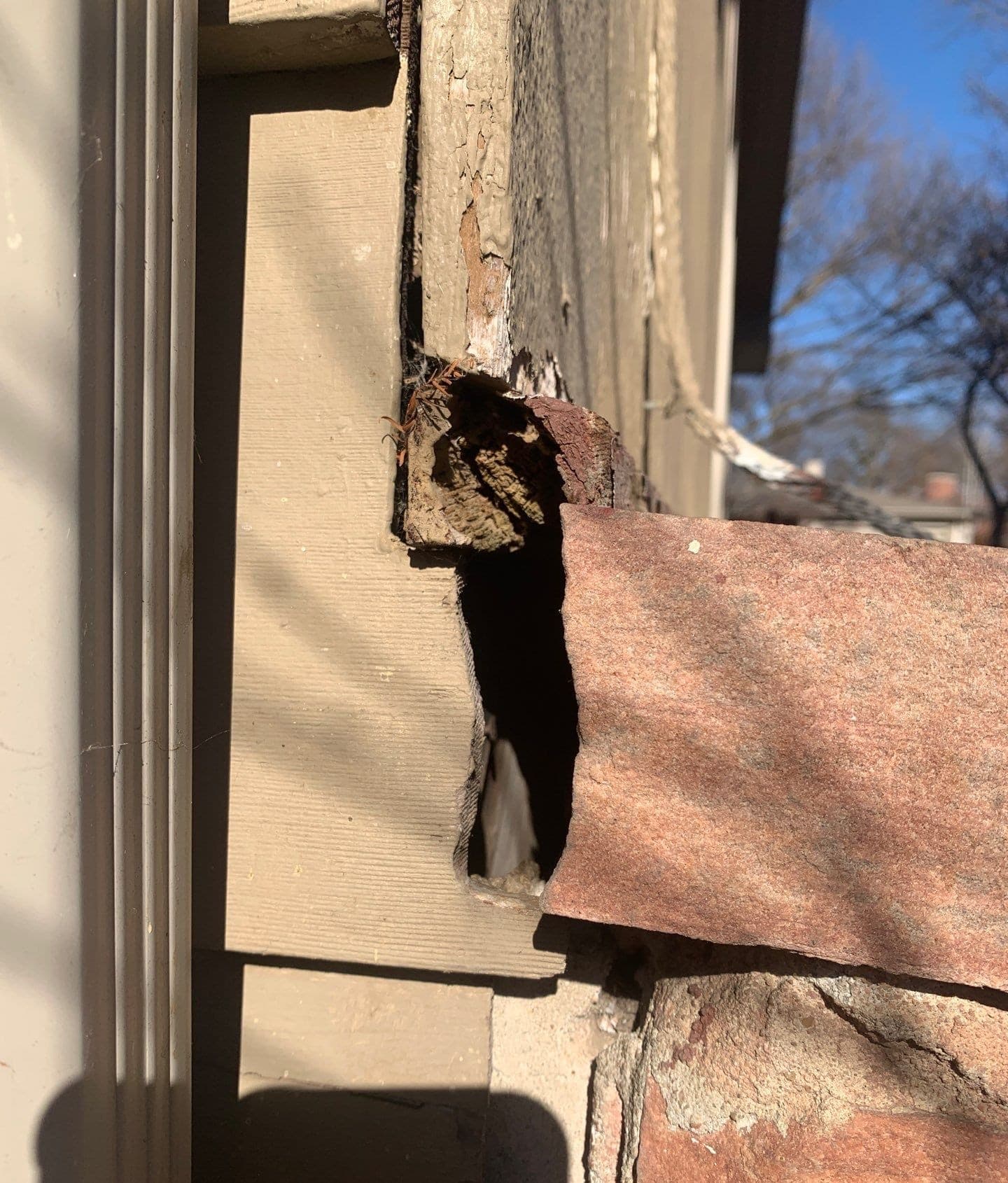 Early warning signs of rotten wood on a Midwest home