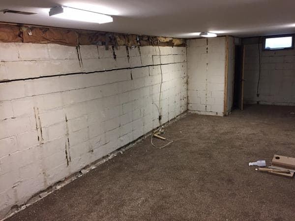 Early warning signs of large cracks from shifting or water pressure on a Midwest home