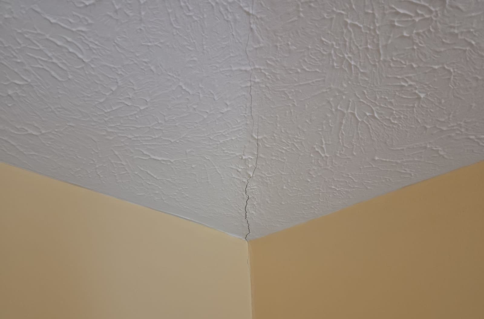 Underlying cause of ceiling gaps in Midwest homes