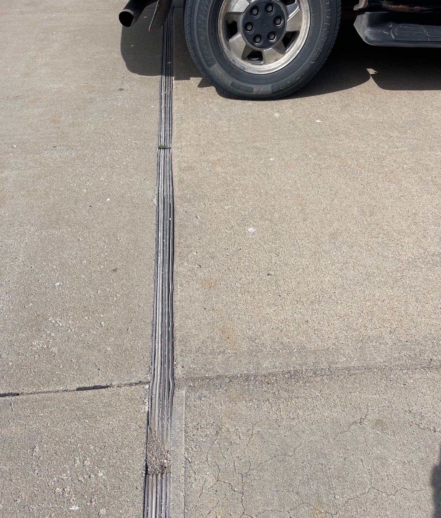 Early warning signs of cracking expansion joints on a Midwest home