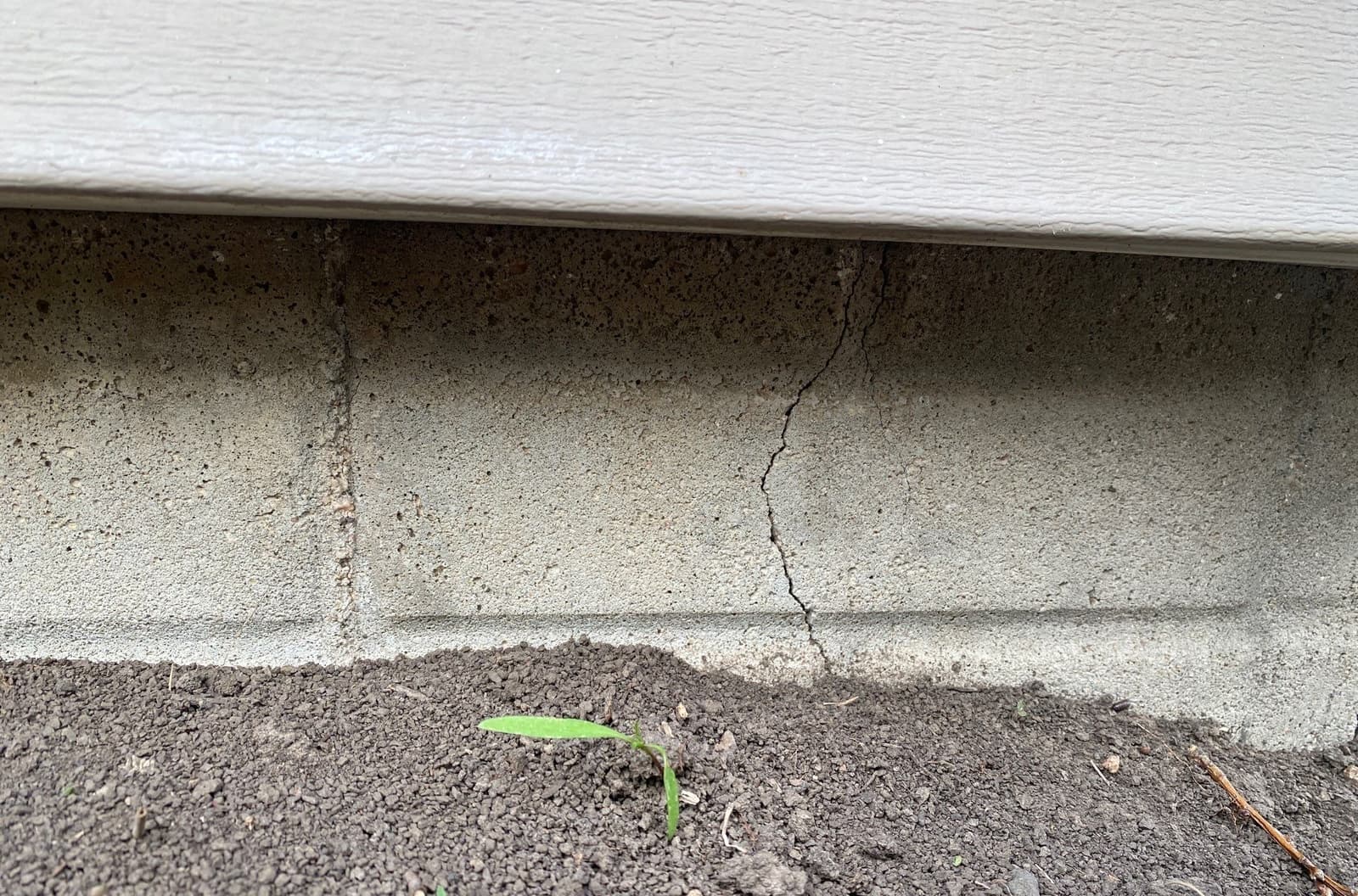 Early warning signs of cracked block foundation on a Midwest home