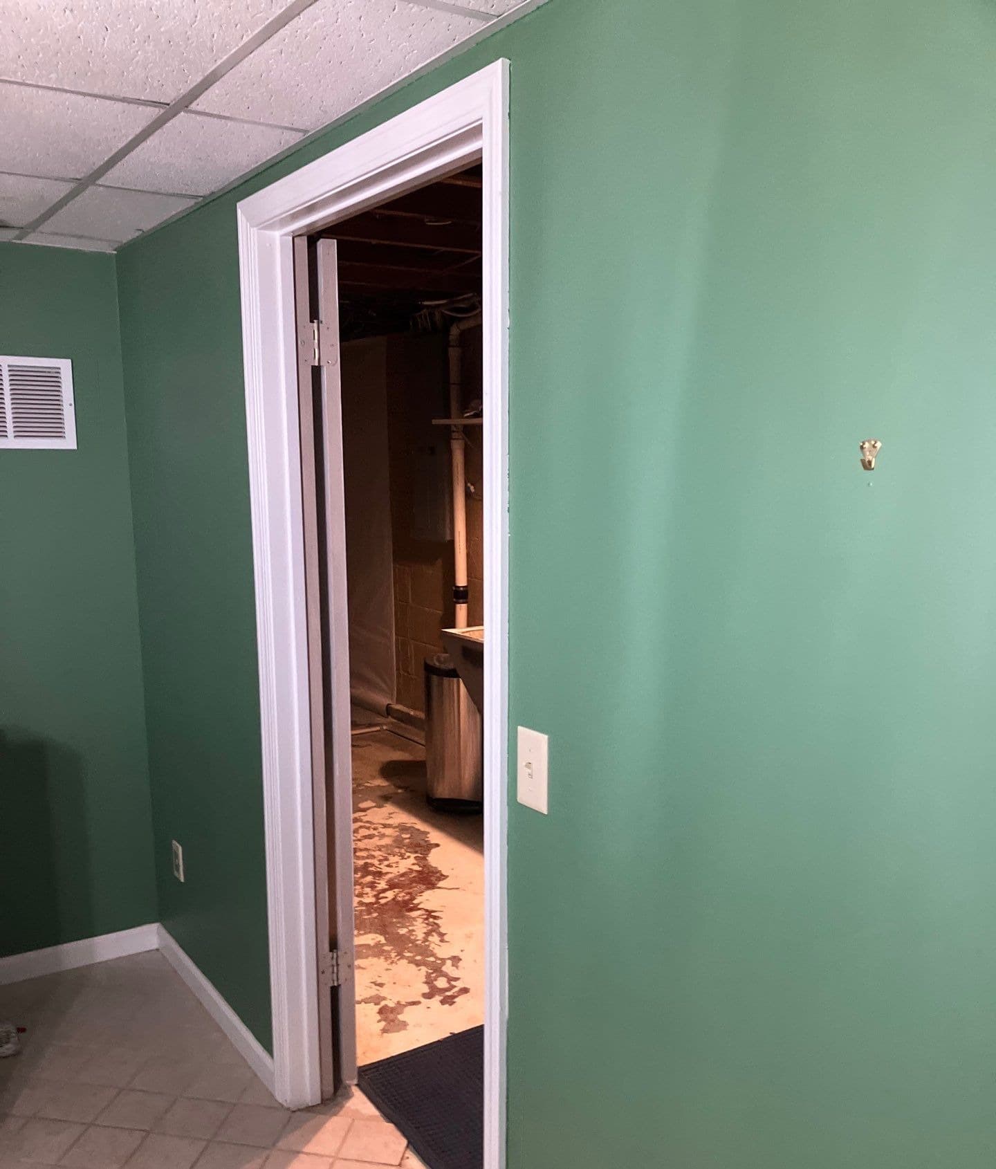 Early warning signs of basement flooding on a Midwest home