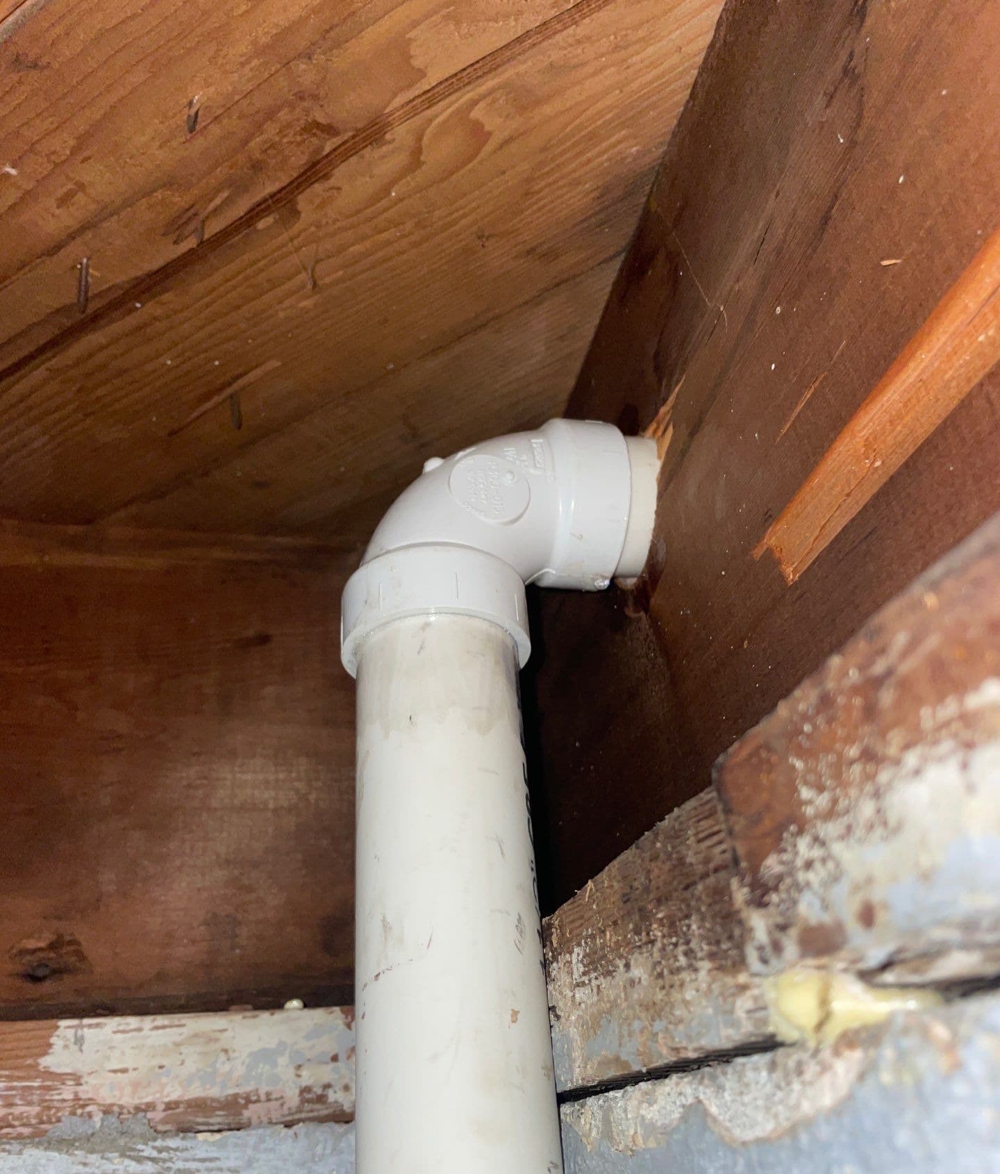 Early warning signs of groundwater seepage on a Midwest home