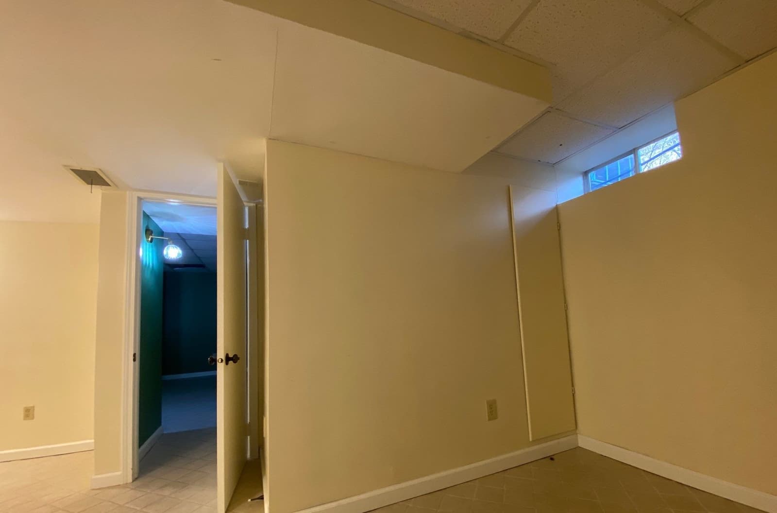 Early warning signs of cracks in door frames, ceilings, and corners on a Midwest home