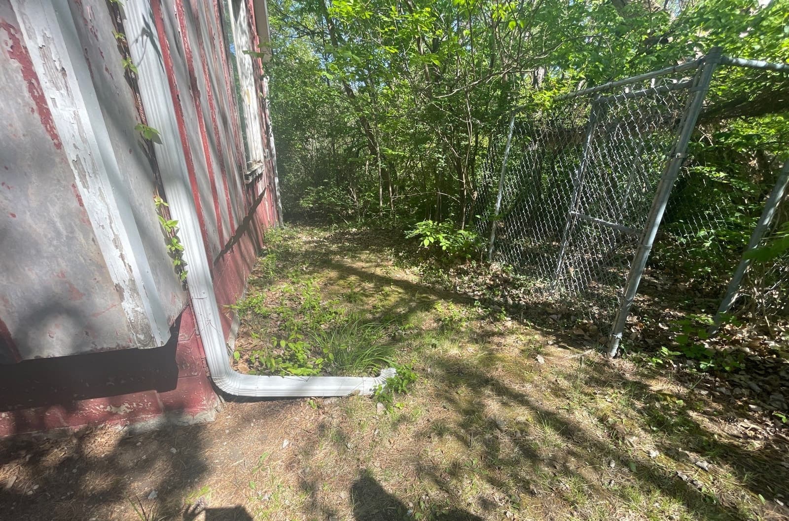 Early warning signs of improper drainage on a Midwest home