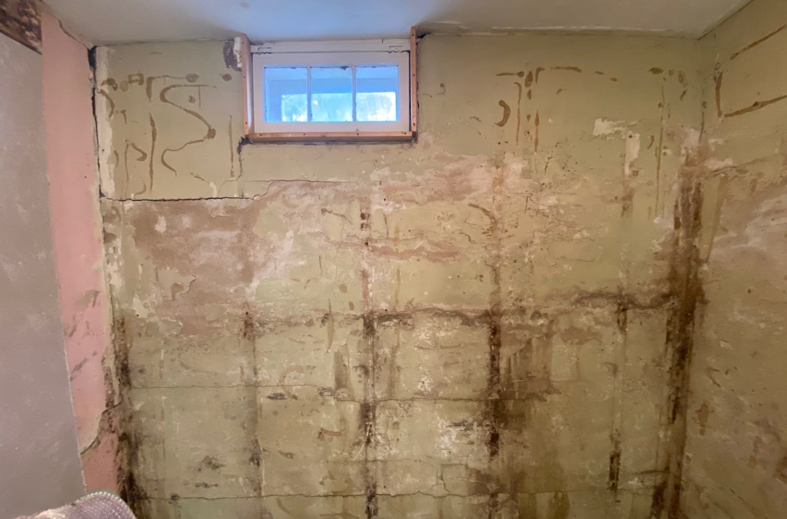 Early warning signs of peeling paint and hairline cracks on a Midwest home