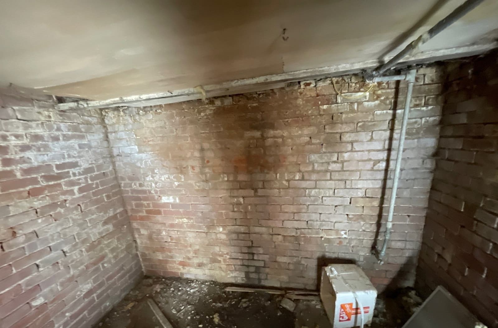 Early warning signs of water in the crawl space on a Midwest home