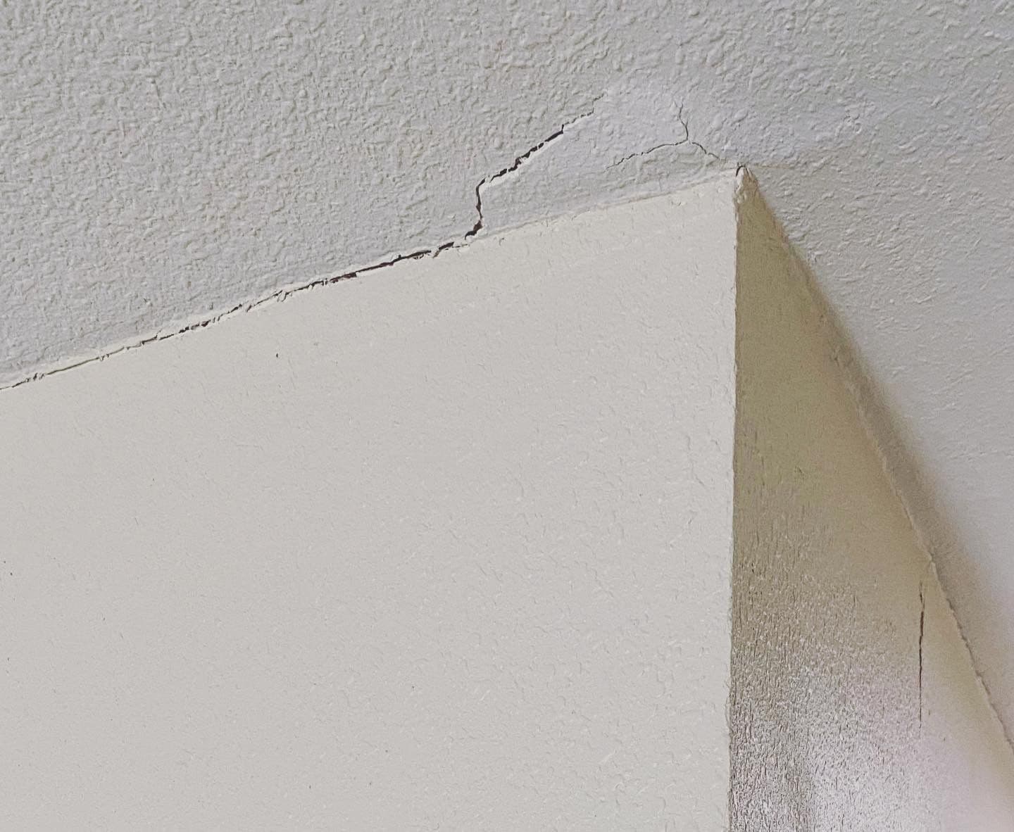 Early warning signs of ceiling gaps on a Midwest home