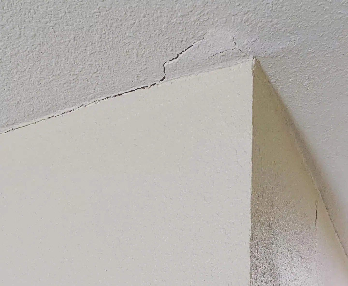 Underlying cause of ceiling gaps in Midwest homes